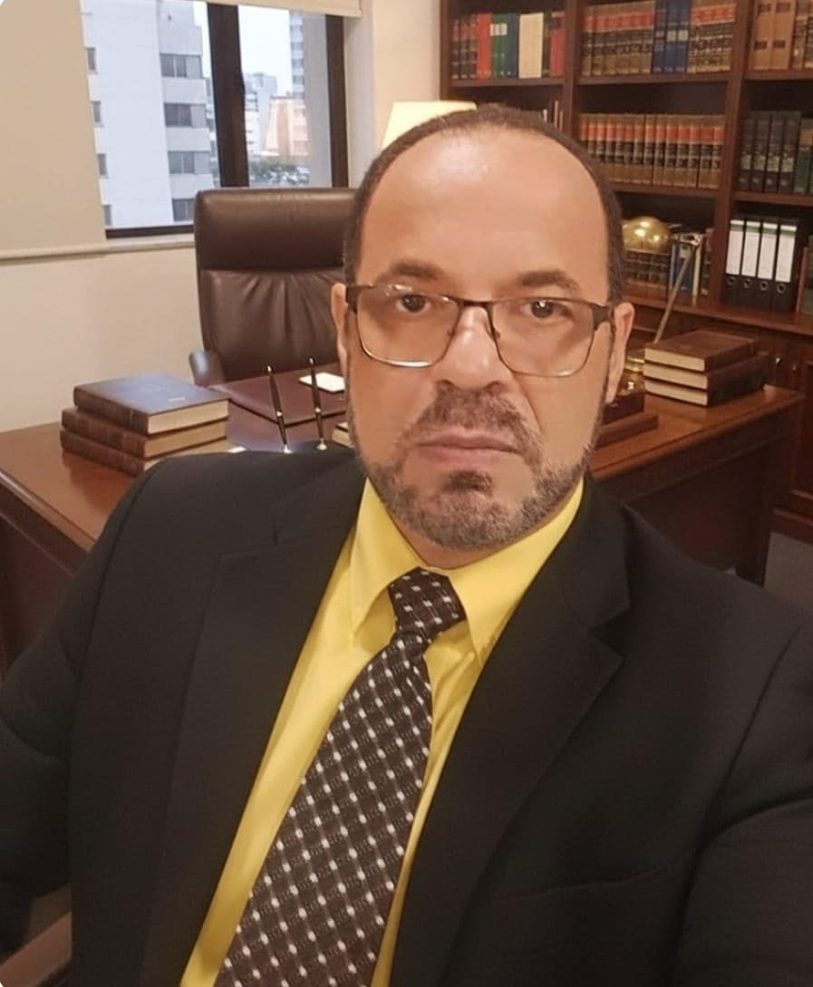 Dr. Fernando César Alves